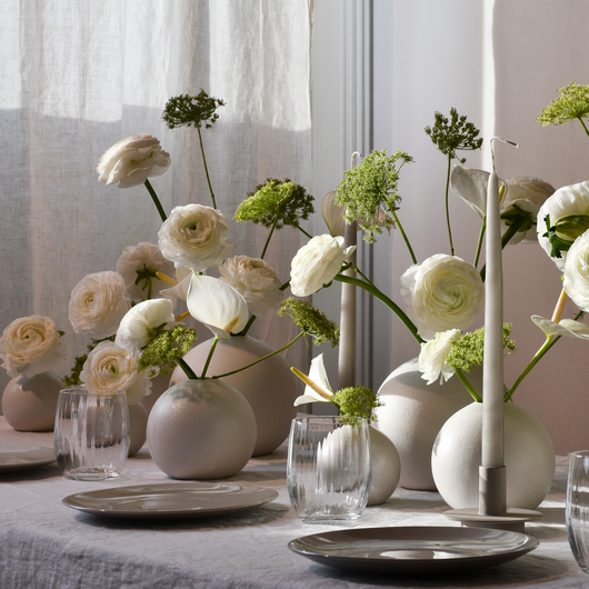 Table escape vases with fresh flowers 
