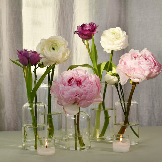 Table escape vases with fresh pink & white flowers 