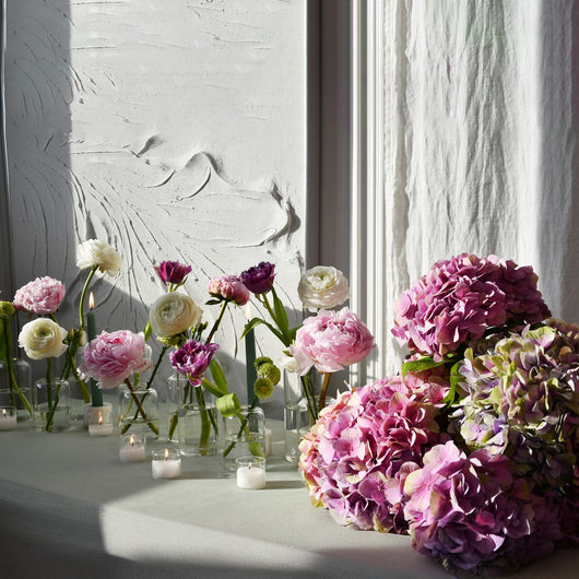 Table escape vases with fresh pink & white flowers 