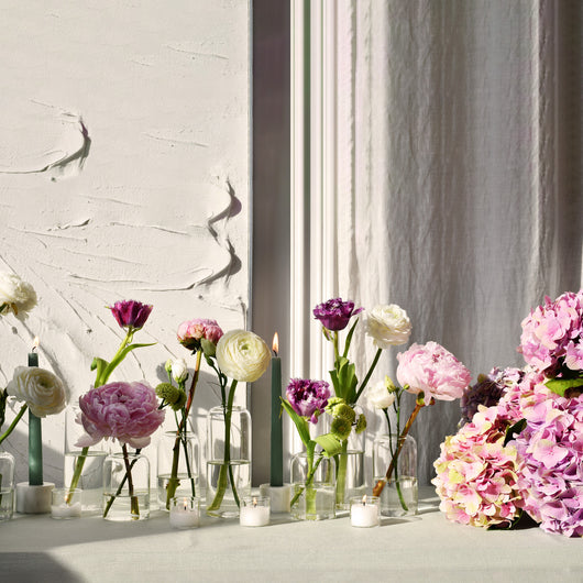 Table escape vases with fresh pink & white flowers 