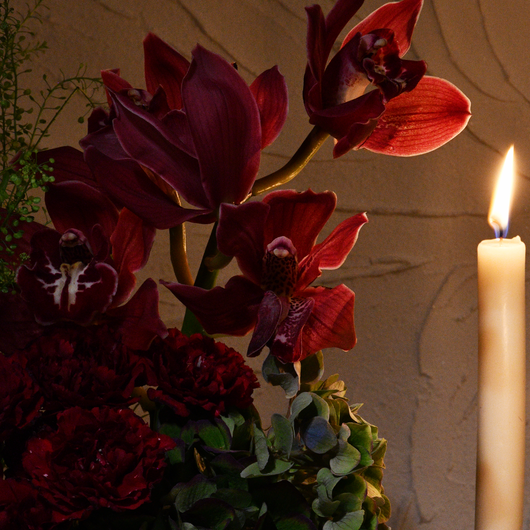 elegant red, green and white table setup arrangement  