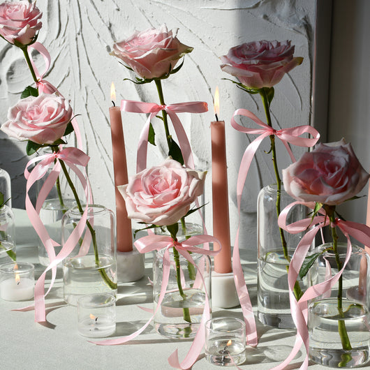 Table escape vases with fresh pink roses