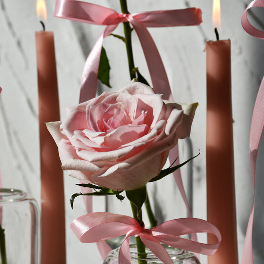 Table escape vases with fresh pink roses