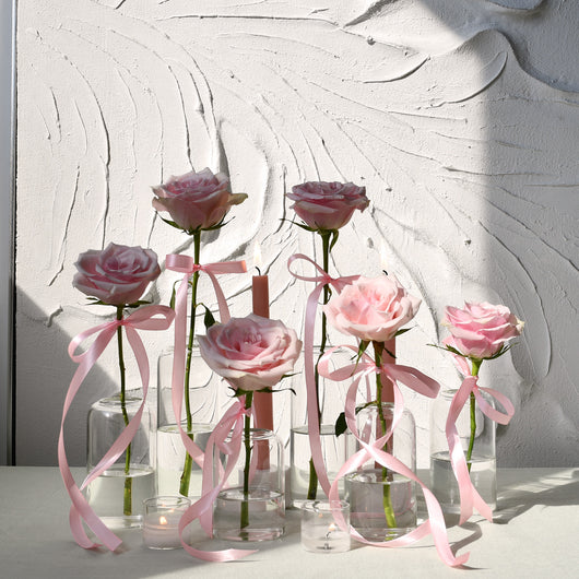 Table escape vases with fresh pink roses