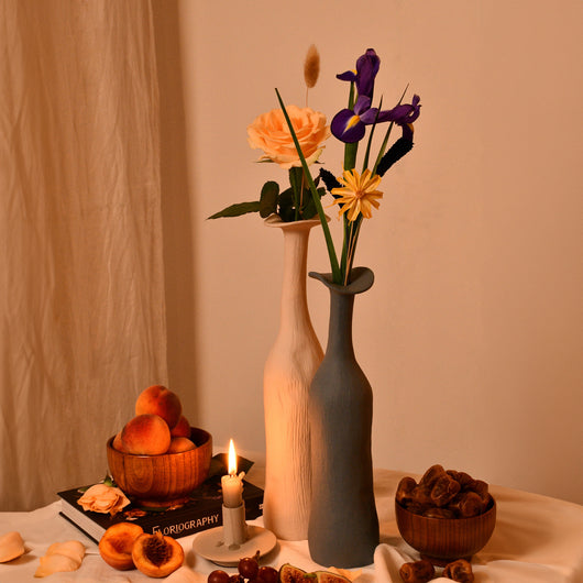Table escape vases with dried and fresh flowers 