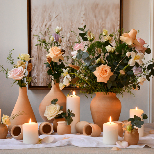 Table escape vases with dried and fresh flowers 