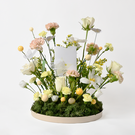 twinkle studio gift card with arrangement flowers in a tray